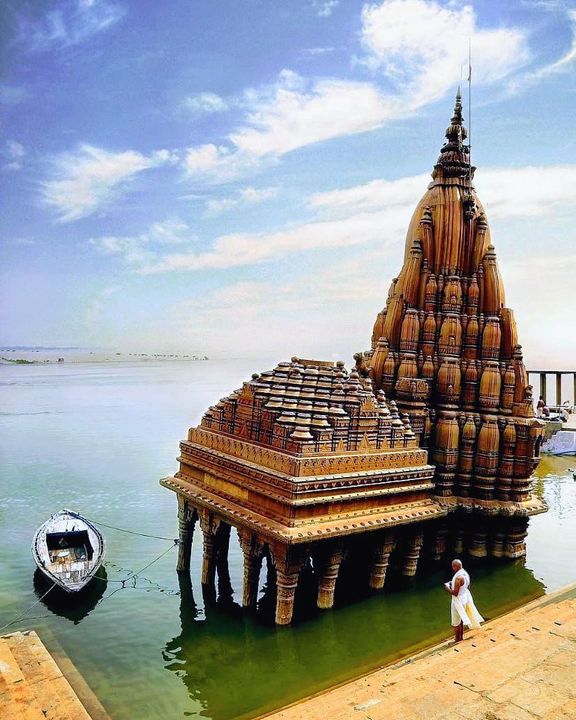 Scindia Ghat: Famous for its partially submerged Shiva temple, this ghat offers a mystical backdrop for meditation. Legend says the Hindu god Agni was born here. During the "Great Night of Shiva," the quiet, half-sunken shrine serves as a poignant symbol of unwavering faith. Scindia Ghat: Famous for its partially submerged Shiva temple, this ghat offers a mystical backdrop for meditation. Legend says the Hindu god Agni was born here. During the "Great Night of Shiva," the quiet, half-sunken shrine serves as a poignant symbol of unwavering faith.